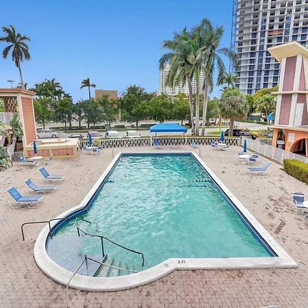 Апартаменты Hallandale Gulfstream Pool Walk To The Beach Халландейл-Бич Экстерьер фото